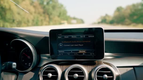 豪華な車のインテリア 車のデバイスを接続する画面のクローズアップ — ストック動画