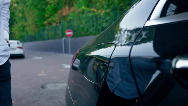 Nahaufnahme Eines Tankdeckels Auf Schwarzem Hintergrund Detail Eines Luxusautos Beim — Stockvideo