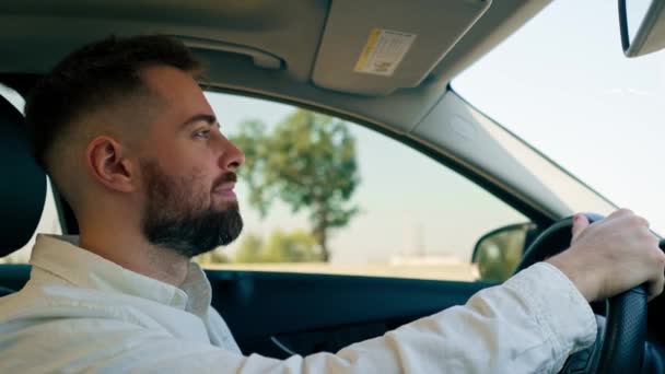 バックビュー ドライバーがカントリーロードブラックレザーインテリアで高級車を運転している男 ナビゲーションスクリーン — ストック動画