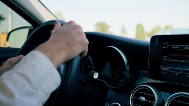 Zbliżenie Rąk Kierowcy Kierownicą Wnętrzu Luksusowego Samochodu Jadącego Mieście — Wideo stockowe