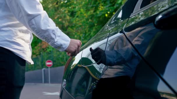 Close Hand Opent Gaskap Van Een Zwarte Luxe Auto Verwijdert — Stockvideo