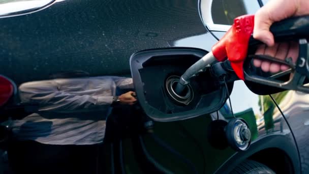 加油站加油用手持式汽油喷嘴汽车加油汽油燃料旅行和度假 — 图库视频影像
