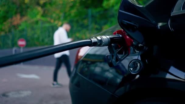 Close Conceito Reabastecimento Carro Com Combustível Posto Gasolina Dispensadores Combustível — Vídeo de Stock