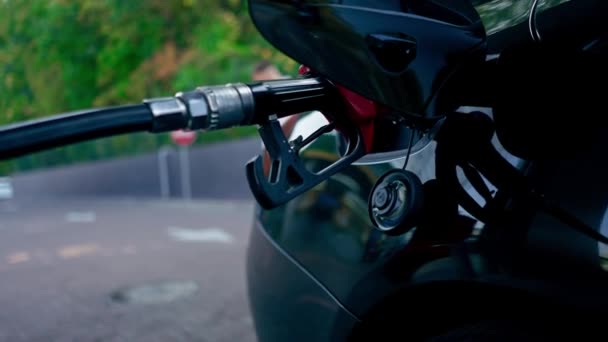 クローズアップ 燃料ポンプのノズルが付いているガソリンスタンドの燃料ディスペンサーで車に給油するという概念 — ストック動画