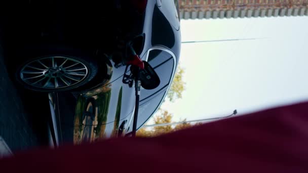 垂直视频特写加油站燃油喷油器用汽油加油汽车的概念 — 图库视频影像