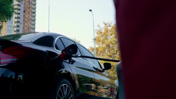 特写在加油站用燃油泵喷嘴加油汽车的概念 — 图库视频影像