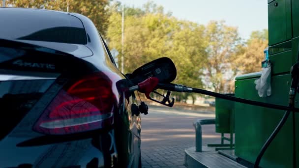 Nahaufnahme Das Konzept Ein Auto Einer Tankstelle Mit Benzinpumpe Betanken — Stockvideo