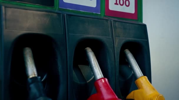 ガソリンスタンドガスポンプ ガソリンスタンドのクローズアップノズルポンプ ディーゼルガソリン — ストック動画