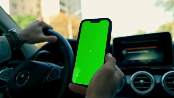 Nahaufnahme Fahrer Hinter Dem Steuer Luxus Auto Hält Smartphone Den — Stockvideo