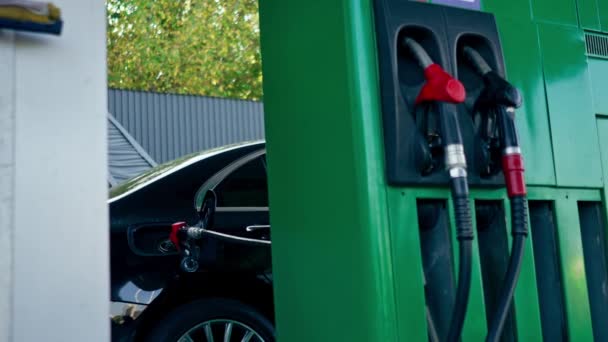Nahaufnahme Das Konzept Ein Auto Einer Tankstelle Mit Benzinpumpe Betanken — Stockvideo