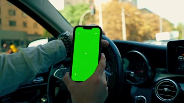 Zbliżenie Kierowca Kierownicą Luksusowy Samochód Trzymając Smartfon Rękach Zielonym Ekranem — Wideo stockowe