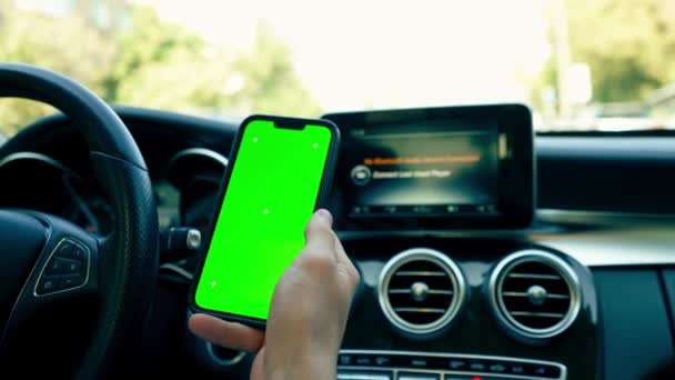 Nahaufnahme Fahrer Hinter Dem Steuer Luxus Auto Hält Smartphone Den — Stockvideo