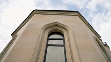 Müslüman camiinin büyük pencereleri ile güzel, rahat bir avlu İslami süslemelerle çevrili.