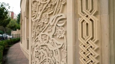 Müslüman camiinin Aiwan terasındaki güzel İslami giriş süslemelerinin yakın çekimi.