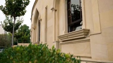 Müslüman camiinin büyük pencereleri ile güzel, rahat bir avlu İslami süslemelerle çevrili.