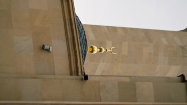 Müslüman camiinin tepesinde mavi gökyüzüne karşı hilal bir ay olan kumarhane kubbesinin yakın çekimi.