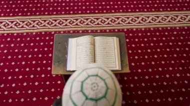 Yalnız bir Müslüman 'ın Ramazan' da ruhunu iyileştirmek için bir camide Kuran okuması.