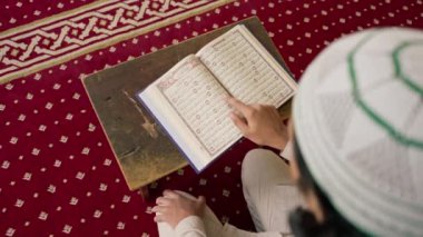Yalnız bir Müslüman 'ın Ramazan' da ruhunu iyileştirmek için bir camide Kuran okuması.