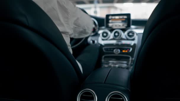 Visszapillantás Egy Üzletember Egy Bőr Belsejében Luxus Autó Csatolja Biztonsági — Stock videók
