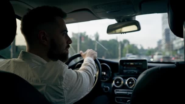 Zpět Pohled Muž Podnikatel Řídí Luxusní Auto Kolem Města Černá — Stock video