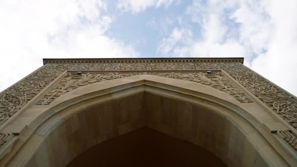 イスラム教の装飾と青空に囲まれたムスリムのモスクへの美しい居心地の良い入り口 — ストック動画