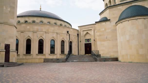 Sebuah Halaman Nyaman Yang Indah Dengan Jendela Besar Dari Masjid — Stok Video