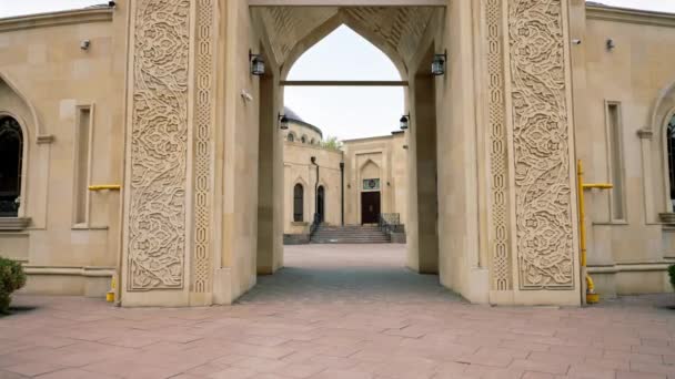 Красивый Уютный Вход Мусульманскую Мечеть Окружении Арки Исламскими Орнаментами Против — стоковое видео