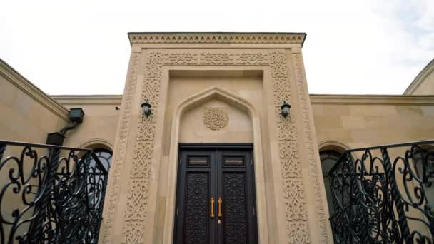Puertas Madera Para Entrada Una Mezquita Musulmana Para Oraciones Personas — Vídeos de Stock