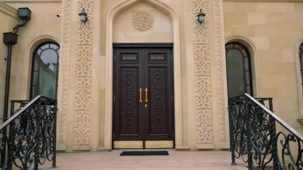 Porte Legno Ingresso Una Moschea Musulmana Preghiere Delle Persone Della — Video Stock
