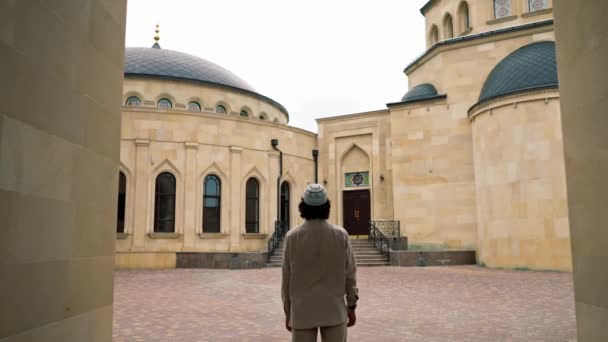 Foto Trasera Joven Árabe Entrando Patio Interior Una Mezquita Una — Vídeo de stock