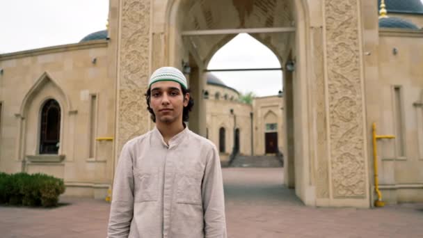 Портрет Молодого Арабського Чоловіка Який Дивиться Камеру Тлі Мусульманської Мечеті — стокове відео