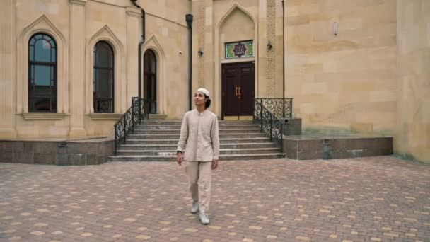 Egy Fiatal Arab Férfi Belép Egy Muzulmán Mecset Udvarára Lelkesen — Stock videók
