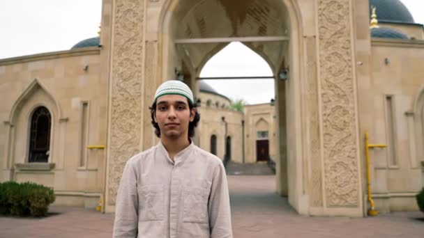 Portret Van Een Jonge Arabische Man Die Tegen Achtergrond Van — Stockvideo