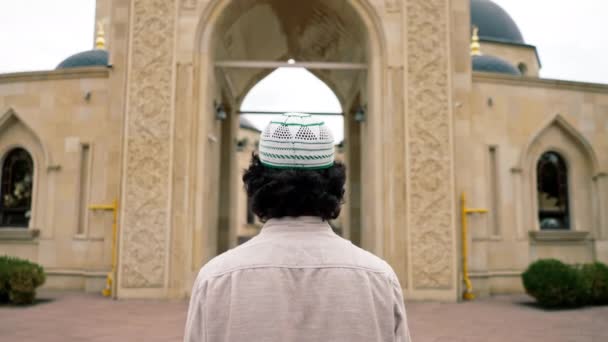Foto Trasera Joven Árabe Entrando Patio Interior Una Mezquita Una — Vídeo de stock