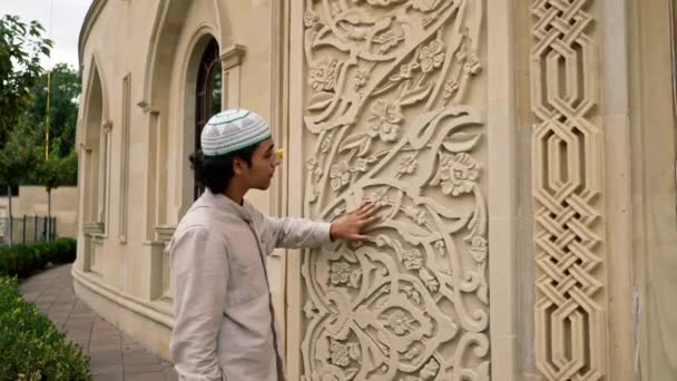Homem Muçulmano Examina Entusiasticamente Ornamento Islâmico Arco Entrada Mesquita — Vídeo de Stock