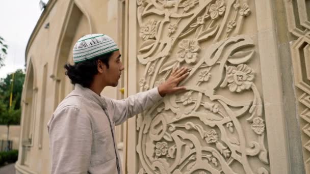 Hombre Musulmán Examina Con Entusiasmo Ornamento Islámico Arco Entrada Mezquita — Vídeos de Stock