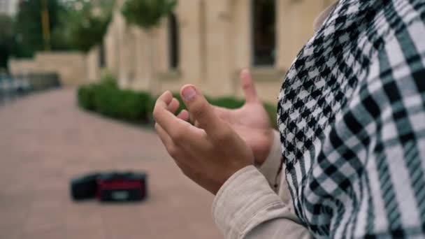 Mužské Ruce Islámského Muže Držícího Růženec Během Modlitby Obrácení Uctívání — Stock video