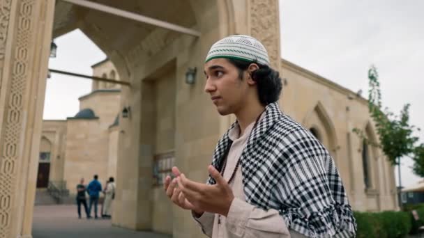Muž Arabského Zjevení Národním Oblečení Růžencem Kolem Krku Modlí Nádvoří — Stock video