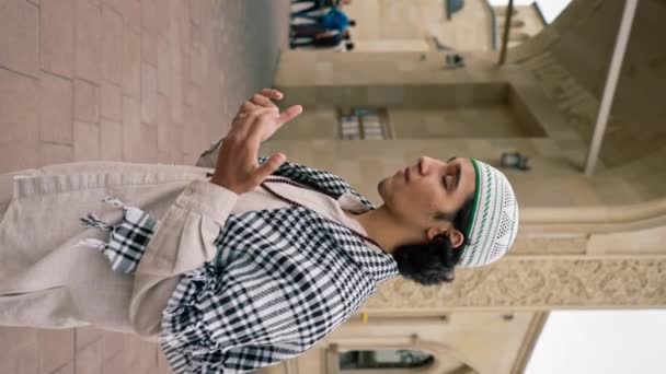 Zbliżenie Portret Araba Narodowych Ubraniach Różańcem Szyi Modlącego Się Dziedzińcu — Wideo stockowe