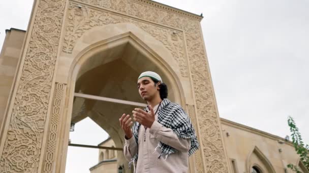 Arab Guy National Clothes Rosary His Neck Praying Courtyard Mosque — Stock Video