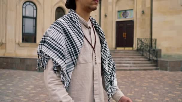 一名阿拉伯男子身穿民族服装 脖子上挂着念珠 在清真寺的院子里祈祷 — 图库视频影像