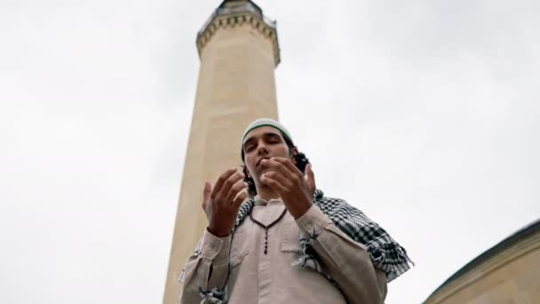 Kille Arabisk Utseende Nationella Kläder Med Ett Radband Runt Halsen — Stockvideo