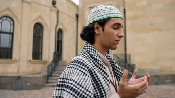 Парень Арабской Внешности Национальной Одежде Четками Шее Молится Дворе Мечети — стоковое видео