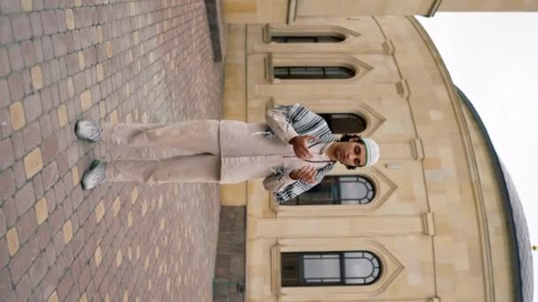 Egy Arab Férfi Nemzeti Ruhában Rózsafüzérrel Nyakában Imádkozik Mecset Udvarán — Stock videók