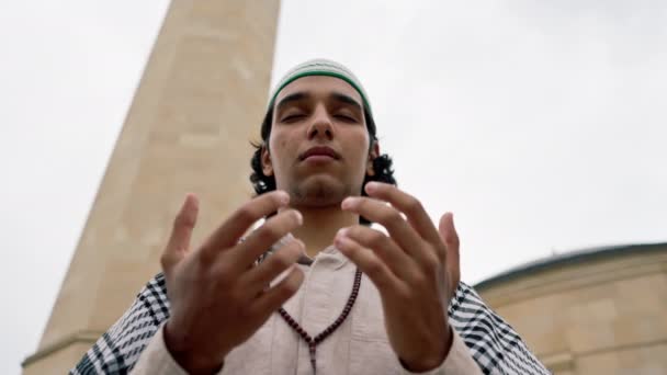 Närbild Porträtt Arabisk Kille Nationella Kläder Med Ett Radband Runt — Stockvideo