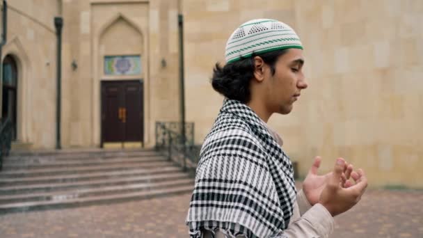 Egy Arab Férfi Nemzeti Ruhában Rózsafüzérrel Nyakában Imádkozik Mecset Udvarán — Stock videók