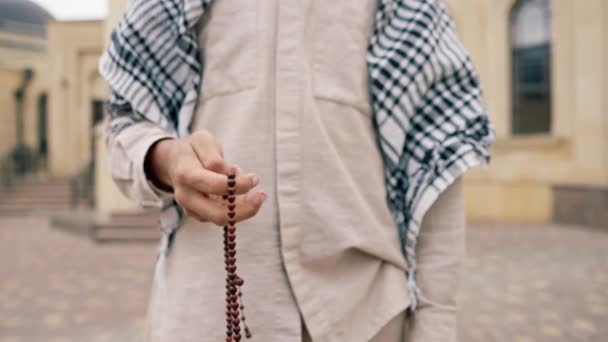 Мужские Руки Исламского Человека Держащего Четки Время Молитвы Обращения Поклонения — стоковое видео