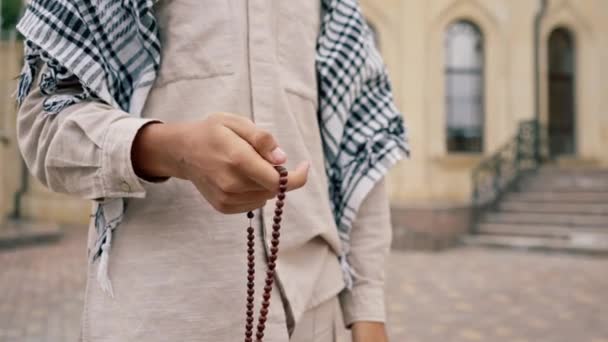 Manos Masculinas Hombre Islámico Sosteniendo Rosario Durante Oración Conversión Adoración — Vídeos de Stock