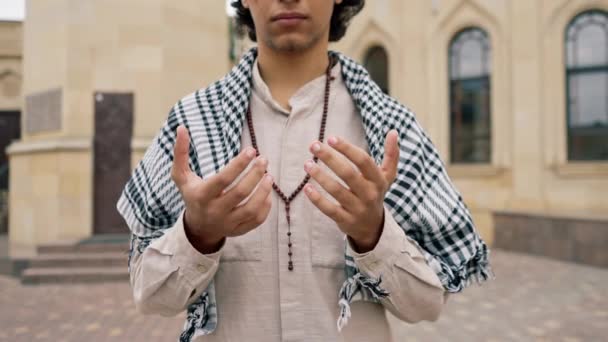 Крупный План Портрета Араба Национальной Одежде Четками Шее Молящегося Дворе — стоковое видео