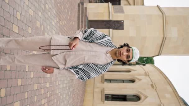 Manos Masculinas Hombre Islámico Sosteniendo Rosario Durante Oración Conversión Adoración — Vídeos de Stock